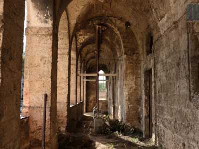 ...e ci ritroviamo in un corridoio strutturato con imponenti e �gotiche� volte a padiglione, a tratti rinforzate con assi di ferro. Eh s�, ora ci sembra proprio di essere in un tipico monastero